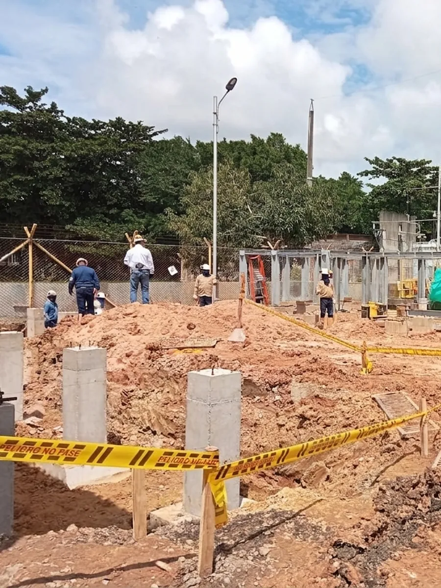 Personal técnico de GLP Multiservicios en labores de obra en campo