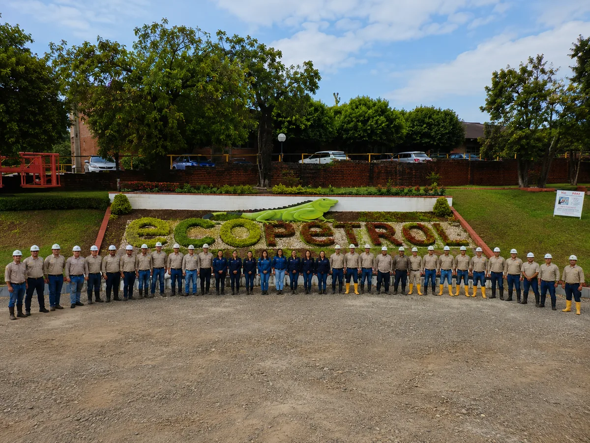 Equipo de GLP Multiservicios en obra de ingeniería